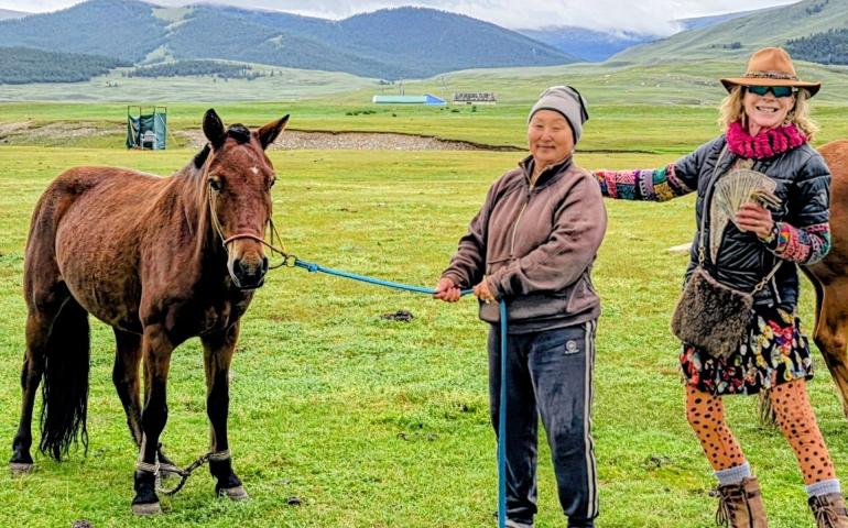 Монголоор аялж буй америк эмэгтэй худалдаж авсан морио Одиссэй хэмээн нэрлэжээ