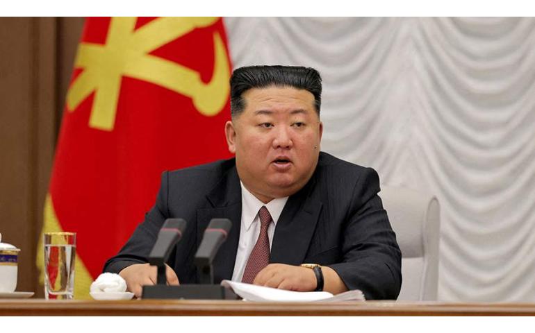 Ким Жон Ун хувцасны үзэсгэлэн үзжээ
